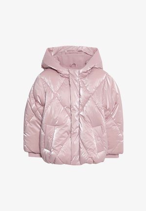 Jasnoróżowa puchowa kurtka z kapturem, zapinana na zamek, z prążkowanymi mankietami, w połączeniu z paskowaną koszulą i niebieskimi dżinsami. Kremowe sneakersy z brązowymi podeszwami.