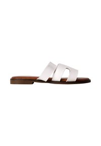 Sandale plate marron avec deux larges brides en cuir blanc croisées sur le dessus, avec un détail découpé sur la bride avant.