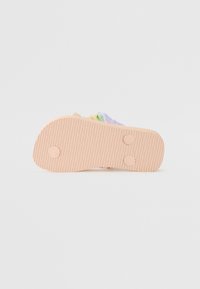 Chinelo com uma sola de borracha texturizada em pêssego, apresentando uma parte superior fofa multicolorida em tons pastel. O design é aberto na frente, com dois acabamentos circulares.