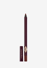 Lippencil in tiefem Burgunder mit einer angespitzten Spitze. Goldakzent-Logo auf dem Deckel. Glatte, matte Oberfläche mit leicht strukturiertem Griff.