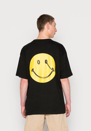 KARL KANI X SMILEY® CHEST SIGNATURE TEE UNISEX - Print T-shirt - black