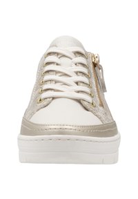 Baskets blanches avec un extérieur texturé et des accents métalliques. Lacets au centre, détail de zip sur le côté et semelle épaisse blanche.