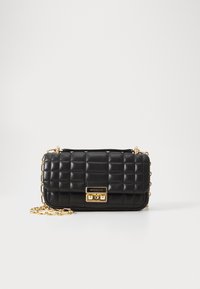 Schwarze, gesteppte Handtasche aus Leder mit goldfarbenem Kettenriemen, rechteckiger Form und einem Verschluss auf der Vorderseite.