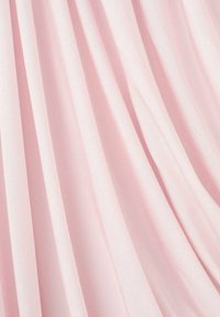 Jasnoróżowy materiał o gładkiej, lekko błyszczącej fakturze, ukazujący miękkie fałdy i zagięcia. Wygląda na lekki i przewiewny.