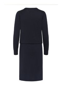 Robe bleu marine à manches longues, col rond et design en couches. Fabriquée dans un tissu tricoté lisse, avec une apparence simple et sans ornements.