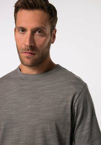 Grijze t-shirt met korte mouwen, voorzien van een gestructureerd, subtiel streeppatroon en een ronde halslijn, gemaakt van een zachte, lichtgewicht stof.