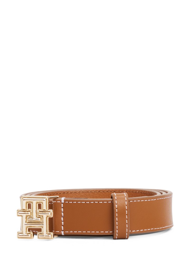 Cinturón de cuero marrón con costura blanca, presenta una hebilla de logotipo en tono dorado. Textura suave con un diseño elegante y tamaño ajustable.