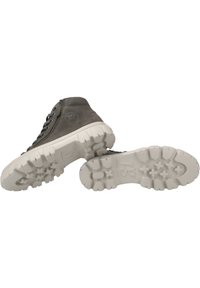 Bottines montantes en cuir gris avec une finition texturée, dotées d'une semelle en caoutchouc blanche avec des motifs de traction multidirectionnels et d'une fermeture éclair sur le côté.