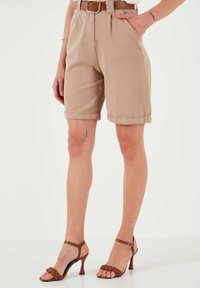 LELA REGULAR FIT - Rövidnadrágok - camel