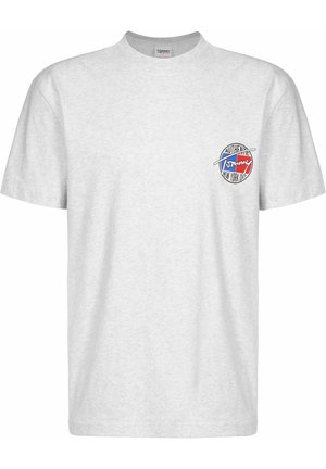 Graues Baumwoll-T-Shirt mit rundem Ausschnitt, kurzen Ärmeln und einem runden Logo in den Farben Rot, Weiß und Blau auf der linken Brust.