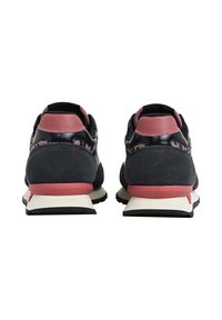 Baskets en daim gris foncé et mesh avec des accents roses. Caractérisées par un talon relevé et une semelle extérieure en caoutchouc blanc pour une bonne adhérence. Éléments de design distinctifs.