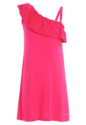 Jasnoróżowa sukienka na ramiączkach z jednym paskiem na ramię i koronkową falbaną na górze, z małym logo z kryształków blisko brzegu.