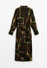 Robe noire à manches longues avec un motif abstrait marron et vert, avec un col et une taille cintrée, vue de dos sur fond blanc.