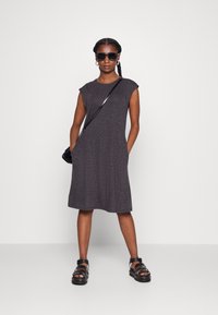 Vero Moda Petite VMJUNE KNEE DRESS - Vestido de dia - black