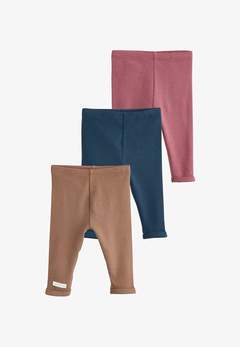 Set di tre leggings per bambini: marrone, blu e rosa. Testura a coste, lunghezza alla caviglia, orli arrotolati, con un'etichetta sul paio marrone.