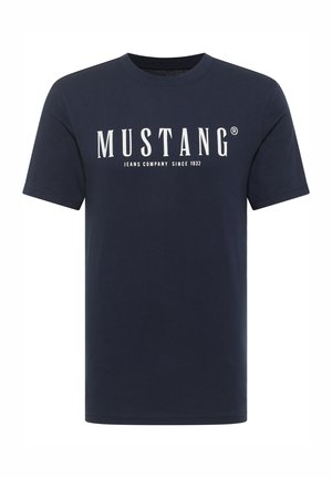 Marineblaue Baumwoll-T-Shirt mit Rundhalsausschnitt und kurzen Ärmeln, mit dem auffälligen weißen Text "MUSTANG JEANS COMPANY SINCE 1932" auf der Vorderseite.