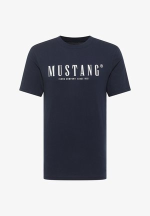 Marineblaue Baumwoll-T-Shirt mit Rundhalsausschnitt und kurzen Ärmeln, mit dem auffälligen weißen Text "MUSTANG JEANS COMPANY SINCE 1932" auf der Vorderseite.