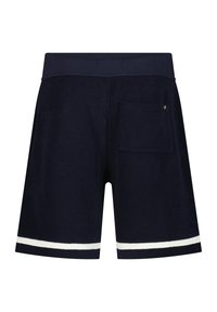 Navyblauwe badstof korte broek met een zachte textuur, voorzien van een achterzak en witte strepen bij de zoom. Geen zichtbare bevestigingsmiddelen of sluitingen.