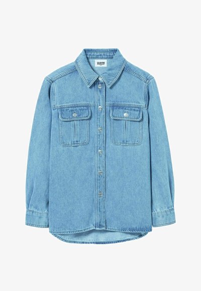 Chemise en denim bleu clair avec un col pointu, une patte de boutonnage et deux poches poitrine avec rabats. Manches longues et ourlet arrondi.