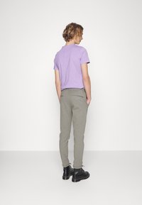 Lindbergh SUPERFLEX CROPPED  - Chinos - lt olive mix