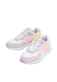 Zapatillas de running ligeras con una parte superior de malla blanca, detalles en ante gris, toques en rosa pastel, amarillo y azul, y una suela de goma lila.