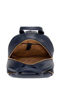 Sac à dos en cuir navy à la forme arrondie, avec une fermeture éclair dorée et un extérieur texturé. L'intérieur est beige avec un motif de marque.
