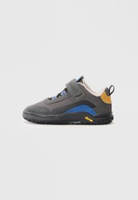 Scarpa per bambini con tomaia in tessuto grigio, dettagli blu, cinturino in velcro, colletto imbottito e suola in gomma nera con marchio Vibram.