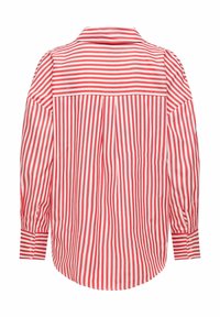 Rød og hvidstribet langærmet skjorte med lodrette striber på kroppen og vandrette striber på den øverste ryg og kraven.