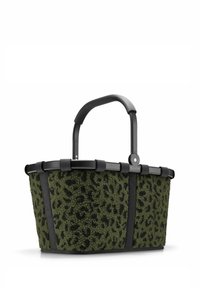 Cesta de tela texturizada verde con estampado de leopardo negro, asas de plástico negro y forma rectangular, diseñada para transportar objetos.