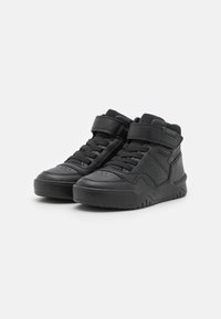 Zwarte high-top sneakers met geperforeerde leren accenten, een gestructureerde rubberen zool, een gevoerde kraag en klittenbandsluitingen voor een veilige pasvorm.