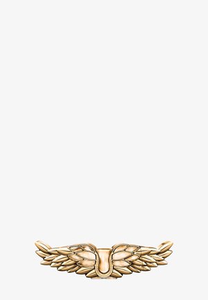 Guldvingeformet dekorativ broche med lagdelte fjer og en central hesteskomotiv.