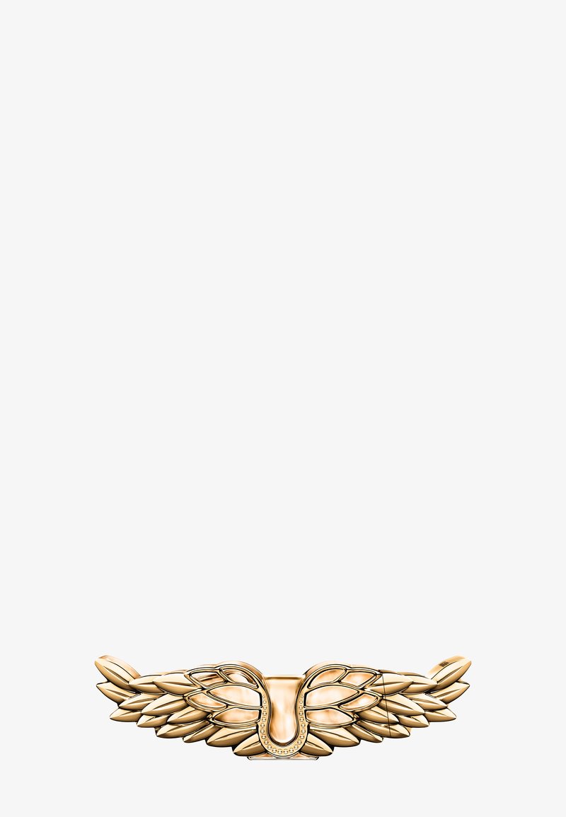 Broche decorativo dorado con forma de ala, con plumas en capas y un detalle central en forma de herradura.