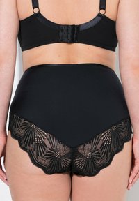 Zwarte high-waisted onderbroek met een gestructureerde, kanten rand met een waaierpatroon. Glad materiaal met gerafelde randen en delicate kantaccenten.