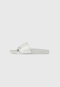 Siva papuča na klizanje s teksturiranim, uzdignutim logotipom na naramenici. Izrađena od izdržljivog materijala, s jednostavnom, glatkom tabanicom i minimalističkim dizajnom.