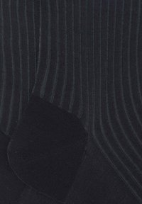 Calze nere a coste con un design testurizzato. Il materiale sembra morbido con una leggera lucentezza; costruite con sezioni rinforzate per le punte e i talloni.