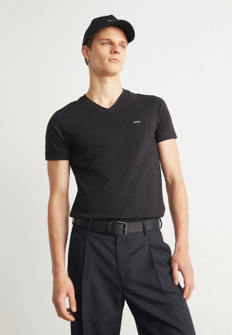 Calvin Klein STRETCH SLIM FIT V NECK - T-Shirt basic - black/schwarz ...
