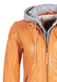 Chaqueta de cuero naranja con un forro de capucha gris, que presenta un cierre frontal con cremallera, botones a presión y detalles de superficie texturizada.