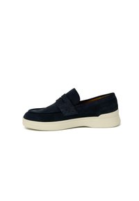 Scarpe slip-on in suede blu navy con punta arrotondata e suola in gomma crema a contrasto. Presentano una semplice fascia nella parte anteriore.