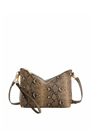 Bolso con estampado de piel de serpiente en tonos marrón y negro, con cremallera dorada y correa de muñeca desmontable sobre un fondo blanco.