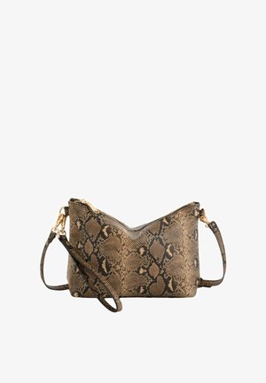 Bolso con estampado de piel de serpiente en tonos marrón y negro, con cremallera dorada y correa de muñeca desmontable sobre un fondo blanco.