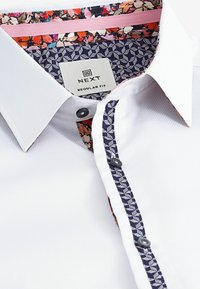 Next REGULAR FIT biały