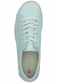 Hele sinine nahktennisek, millel on valged nöörid, ümar varvas ning tekstuuriga sisetald, millel on lainekujundid. Punane logo kandadel.