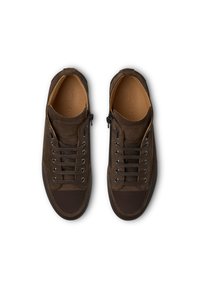Braune Leder-Sneaker mit Schnürdesign, strukturierten Einsätzen und seitlichen Reißverschlüssen. Abgerundete Zehenpartie und kontrastierendes, dunkleres Zehenkappen-Detail.
