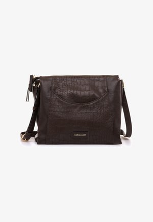 Bolso bandolera de cuero marrón oscuro con bolsillo frontal texturizado, cremallera y hebilla doradas, y correa de hombro ajustable.