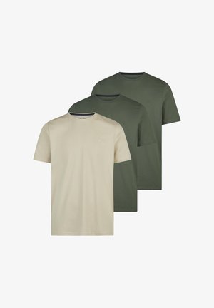 Drie effen T-shirts met ronde hals in beige, donkergroen en olijfgroen, overlappend gerangschikt op een witte achtergrond.