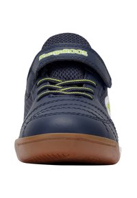 Marineblauer Sneaker aus Leder- und Meshmaterial, mit grünen Akzenten, Klettverschluss und Gummisohle mit strukturiertem Profil.