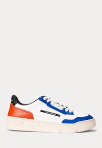 Zapatilla blanca con acentos en azul, naranja y negro. Presenta cuero texturizado, costuras prominentes y una suela blanca gruesa. Detalle del logo presente.