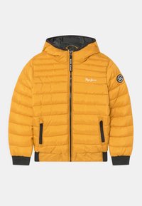 Chaqueta de plumas amarilla con capucha, cierre de cremallera, patrón acolchado, acentos negros en los puños y bolsillos, y logo de la marca en el pecho.