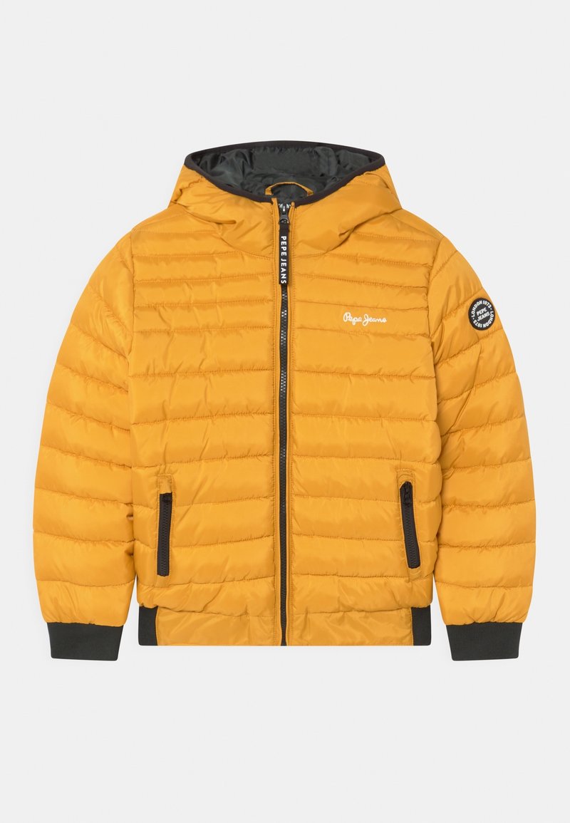 Chaqueta de plumas amarilla con capucha, cierre de cremallera, patrón acolchado, acentos negros en los puños y bolsillos, y logo de la marca en el pecho.