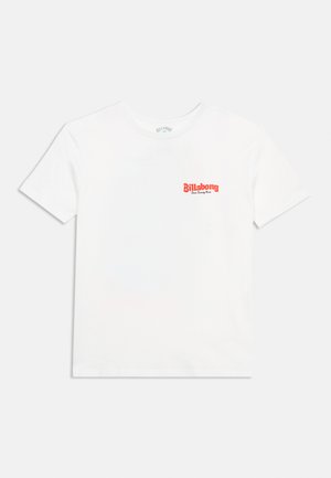 T-shirt blanc à manches courtes et col rond avec petit logo rouge « Billabong Since Seventy Three » sur la poitrine gauche.